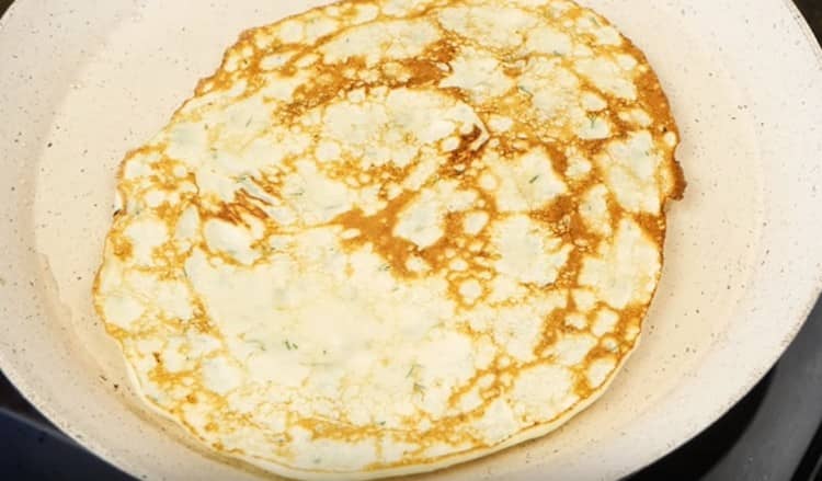 Ang mga pancake na may keso at bawang ay medyo makapal.