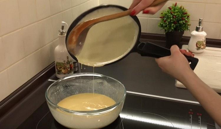 madali ang pagluluto ng mga pancake sa gatas.