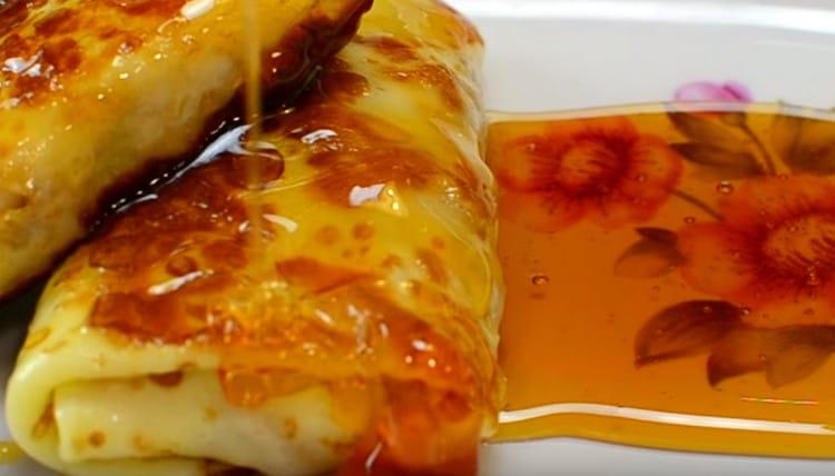 Ang mga pancake na pinalamanan ng tulad ng pagpuno ng karamelo ay magiging isang mahusay na dessert para sa Shrovetide.