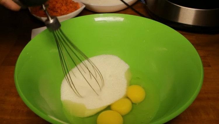 Изсипете захарта в яйцата.