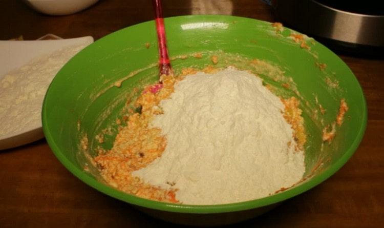 Постепенно изсипете брашно в тестото.