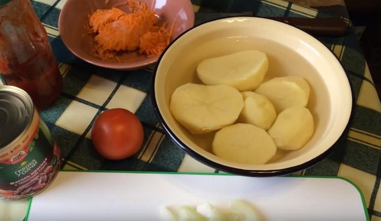 Peel patatas, rehas na karot, gilingin ang mga sibuyas.