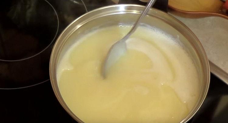 Lutuin ang batayang pang-custard para sa cream hanggang sa makapal.