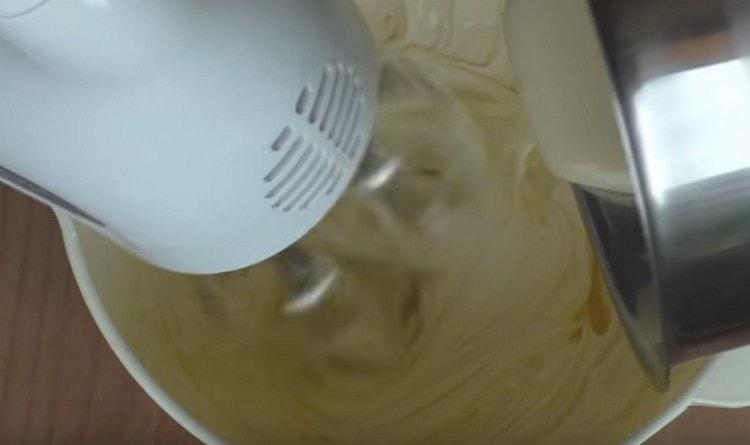 Unti-unting ipakilala ang custard na bahagi ng cream sa langis.