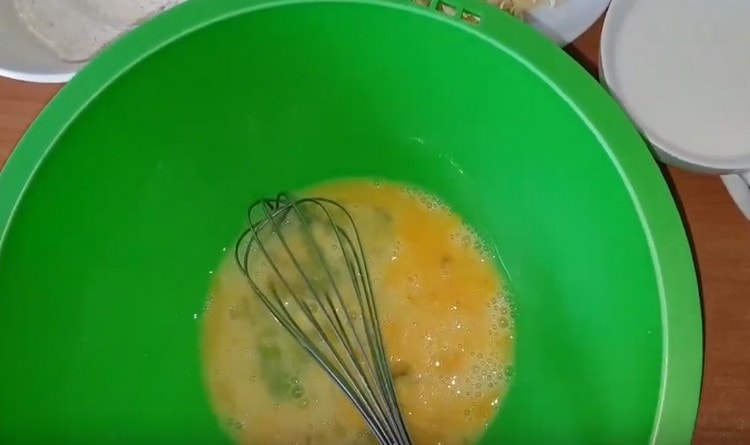 At narito ang isang madaling paraan upang magluto ng pancake ng egg-roll na pinalamanan ng keso.