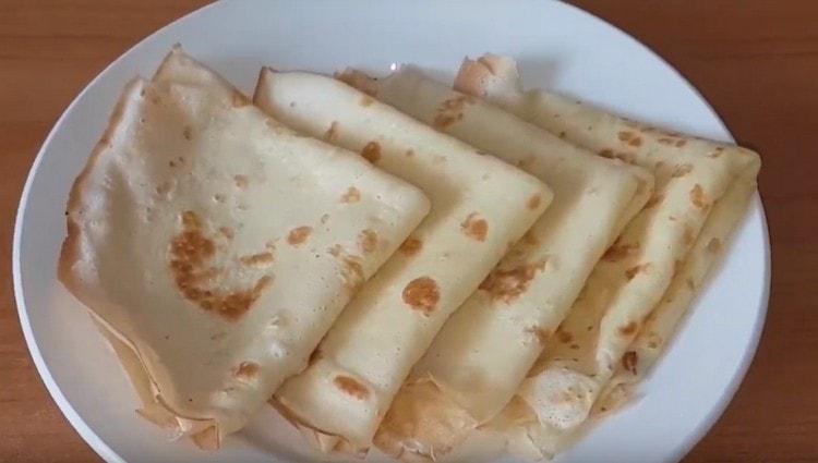 Narito mayroon kaming mga kahanga-hangang pancake na may pagpuno ng keso.