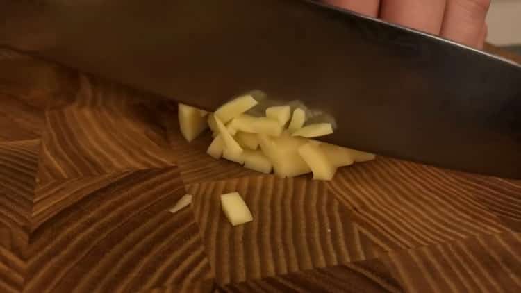 Den Käse hacken, um Schnitzel zu machen