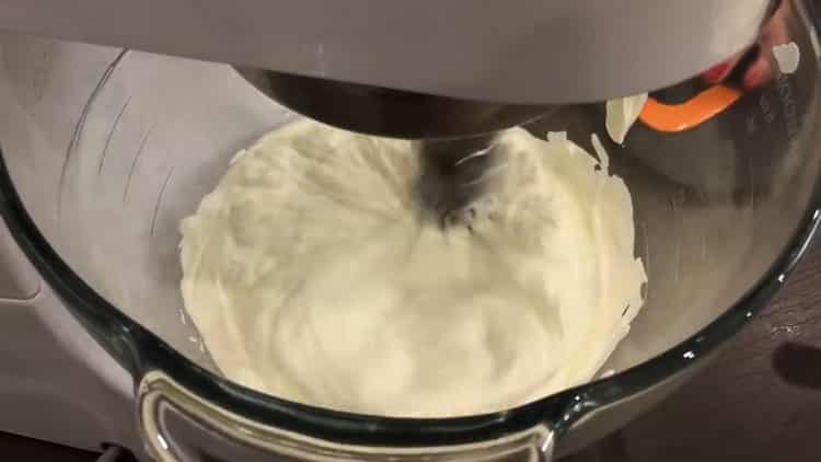 Upang maghanda ng isang tortang cake na may kulay-gatas, ihanda ang mga sangkap para sa cream