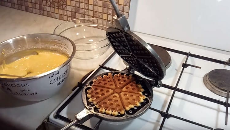 Maghurno ng waffle cookies sa magkabilang panig.