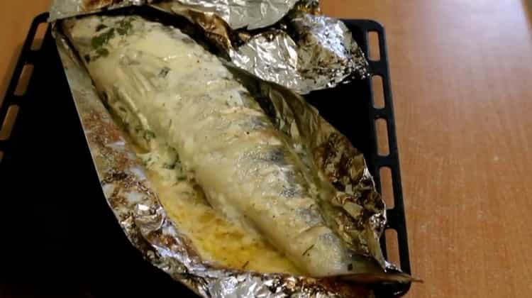 Ang masarap na pike perch na inihurnong sa foil sa oven - isang napaka-simpleng recipe