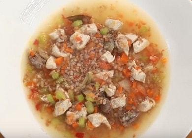Готвене на необичайна супа от елда с пиле по рецепта със стъпка по стъпка снимки.