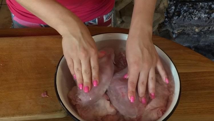 Слагаме парчетата заек в купа и го пълним с вода, така че излишната кръв да излезе от месото.