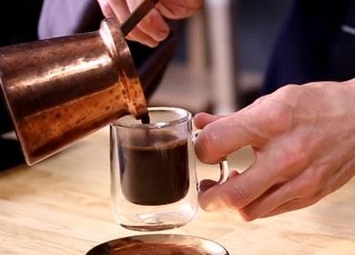 So brauen Sie Kaffee in Turk richtig: Ein Rezept mit Foto.