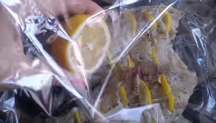 Kanan sa manggas ay nag-spray kami ng flounder na may lemon juice.