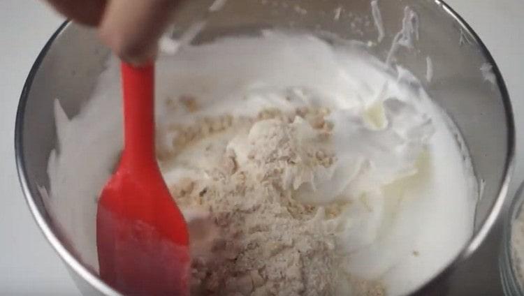 Sa mga bahagi, nagdagdag kami ng isang nut-flour mass sa mga whipped protein.