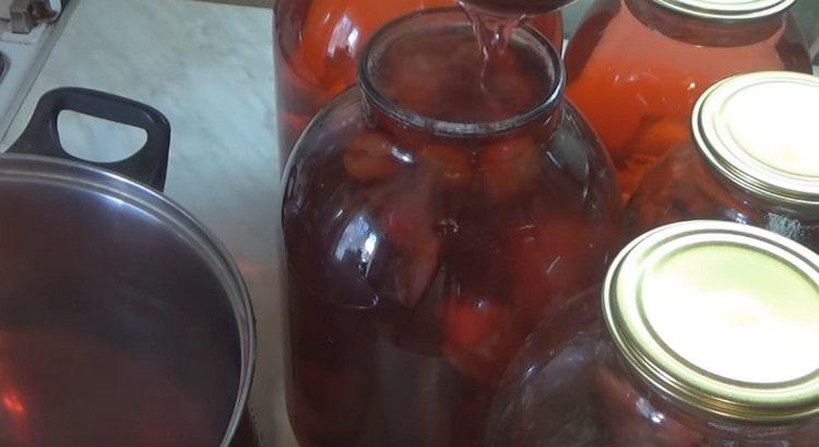 Agad na ibuhos ang mga plum na may mainit na syrup at igulong ang mga garapon.