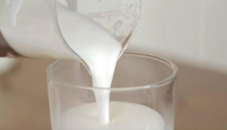 Ibuhos ang whipped milk foam sa isang irish glass.