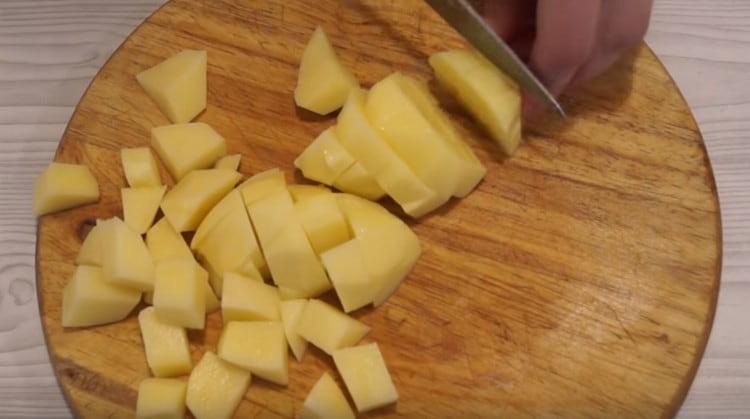 gupitin ang patatas na may mga cube.