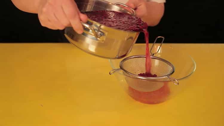 Upang maghanda ng fruit juice mula sa lingonberry strain