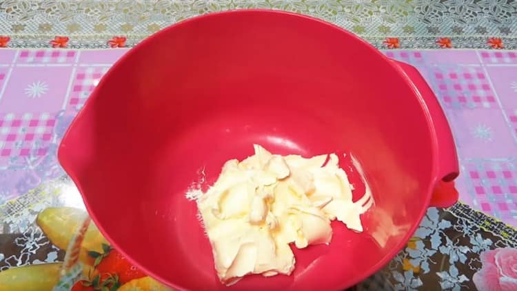 Разстелете омекотен маргарин в купа.