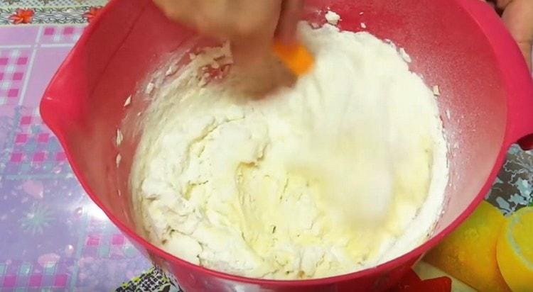 Fügen Sie einen weiteren Teil des Mehls hinzu und mischen Sie die Masse mit einem Löffel.