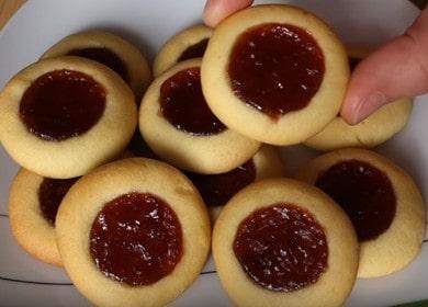Wir bereiten einfache und leckere Shortbread-Kekse mit Marmelade nach dem Rezept mit einem Foto.
