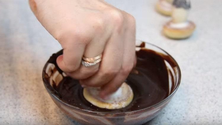 Pilzkapseln in geschmolzene Schokolade getaucht.