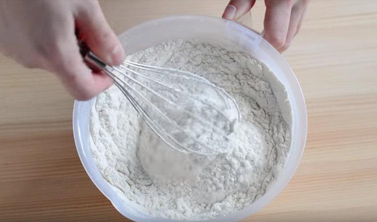 Magdagdag ng baking powder sa harina at ihalo.