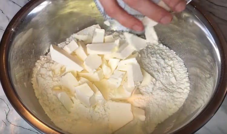 Fügen Sie dem Mehl weiche Butter hinzu.