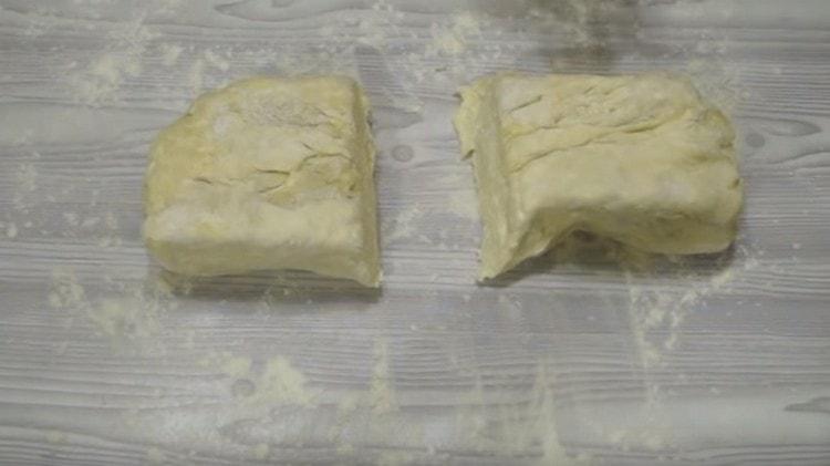 Ang puff pastry ay nahahati sa dalawang bahagi.