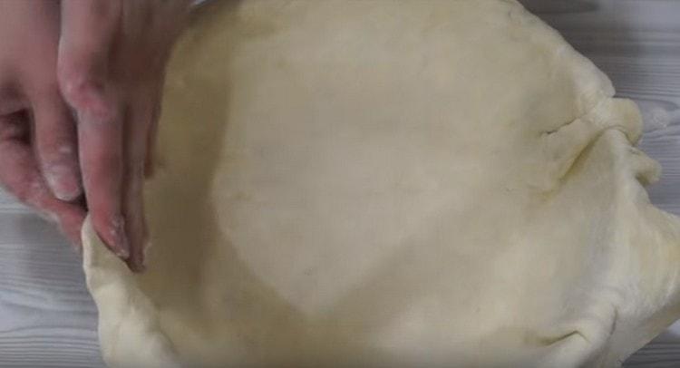 Karamihan sa masa ay inilalagay sa isang baking dish na binuburan ng harina.