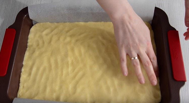 Namin level ang base para sa pie sa isang baking sheet.