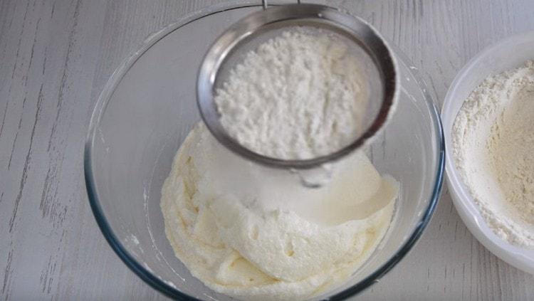 Igisa ang harina na may baking powder sa masa ng langis sa mga bahagi.