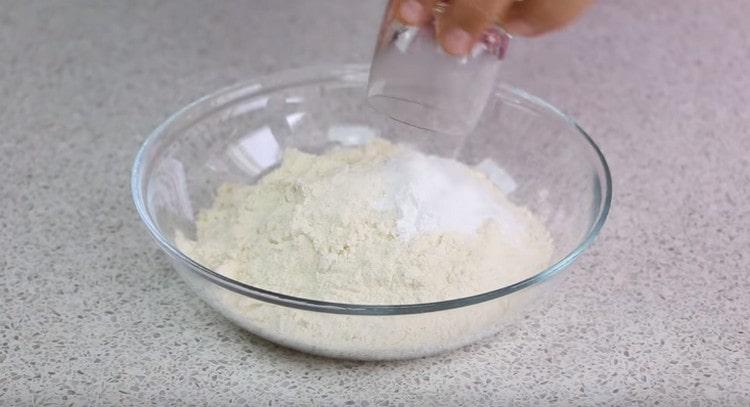 Paghaluin ang harina na may baking powder.