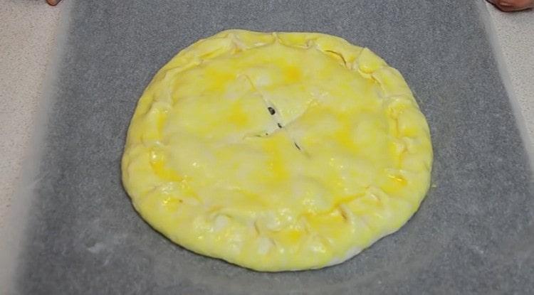 Para sa isang gintong crust, grasa ang cake na may whipped yolk.