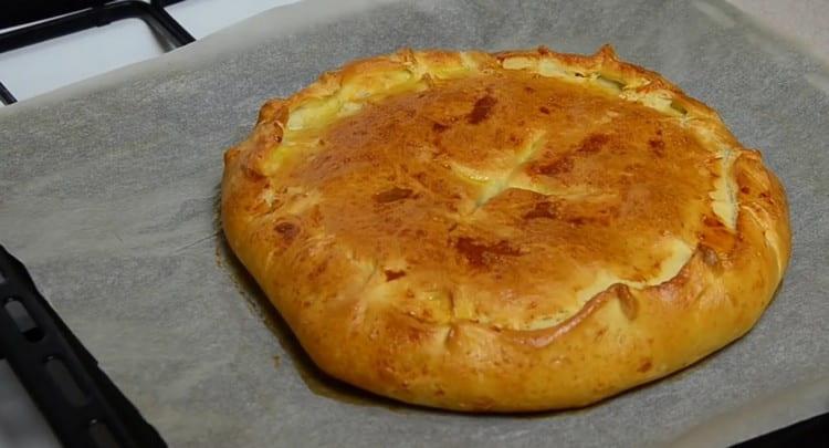 Ipinapadala namin ang pie sa oven at maghurno hanggang sa ginintuang kayumanggi.