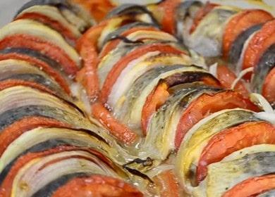 Oven inihurnong mackerel recipe na may mga kamatis at sibuyas