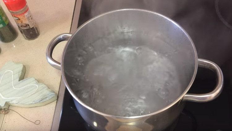 In einem Topf Wasser kochen.