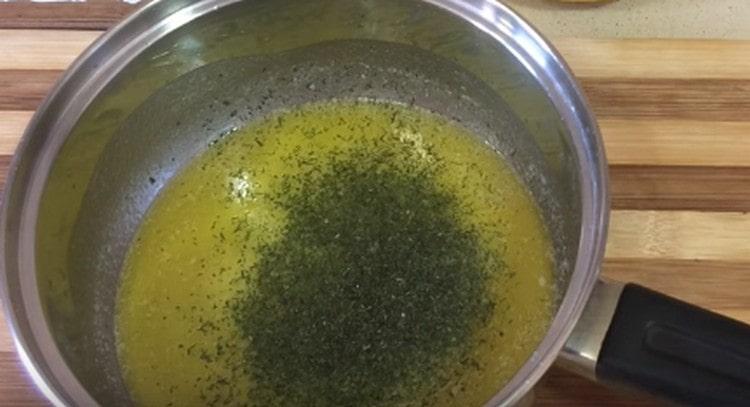 Fügen Sie getrocknetes Grün der geschmolzenen Butter hinzu.