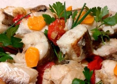 Sehr leckerer und zarter Fisch mit Gemüse im Ofen: Ein Rezept mit schrittweisen Fotos und Videos.