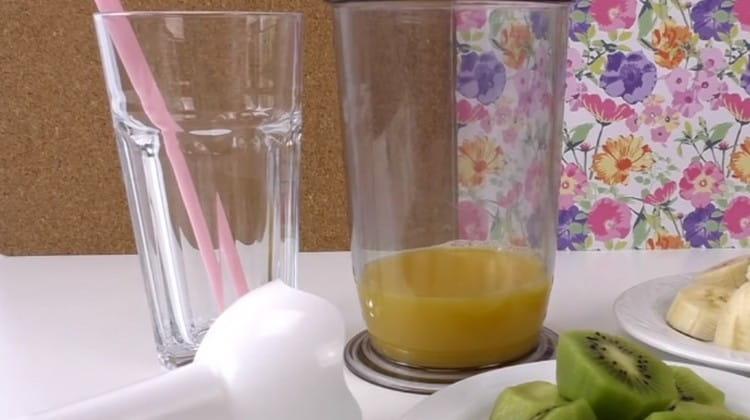 Ibuhos ang orange juice sa mangkok ng blender.