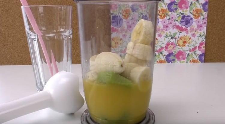 Magdagdag ng hiwa ng saging at kiwi sa orange juice.