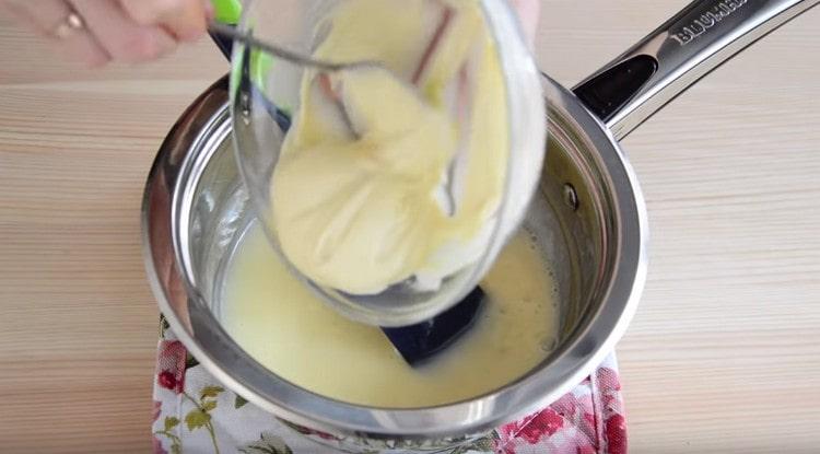 Natunaw namin ang puting tsokolate sa anumang maginhawang paraan at ipinakilala ito sa cream.