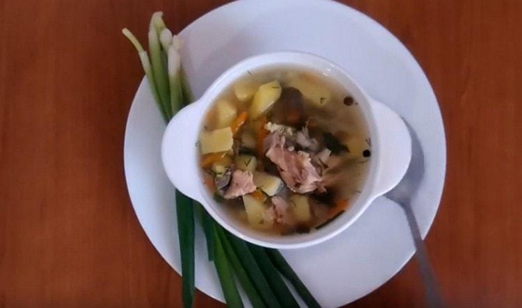 Subukan ang simpleng recipe na ito at gumawa ng isang mabangong tainga mula sa ulo at buntot ng rosas na salmon.