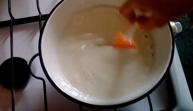 Lutuin ang batayang pang-custard ng cream hanggang sa makapal.