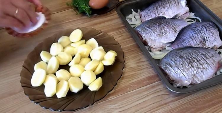 Kartoffeln schälen, um Karausche in saurer Sahne zu machen