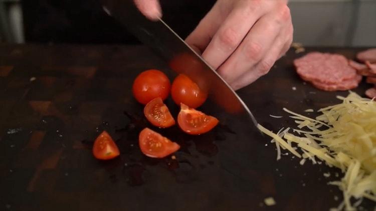 Für eine klassische Pizza die Tomaten hacken
