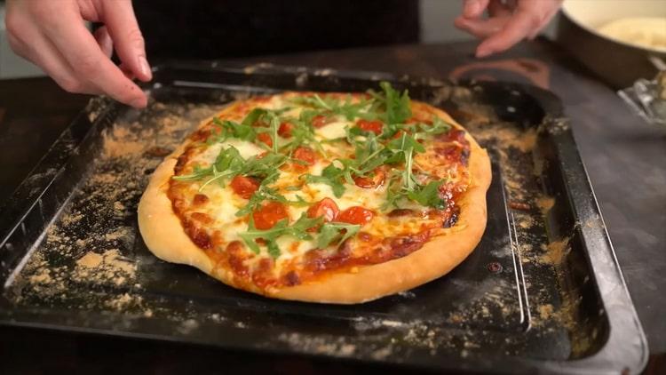 Wie man lernt, wie man köstliche klassische Pizza kocht