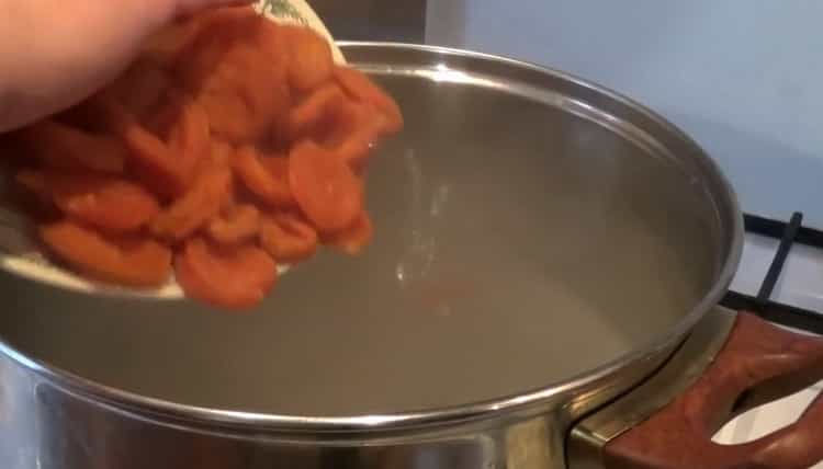 Masarap na pinatuyong mga aprikot compote - recipe ng taglamig