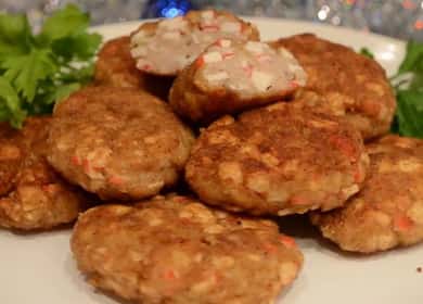 Ang mga malinis na cutlet ng mga crab sticks at manok - isang hindi pangkaraniwang at masarap na recipe